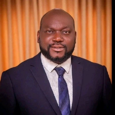 Dr Leonard Aondoaseer Viashima